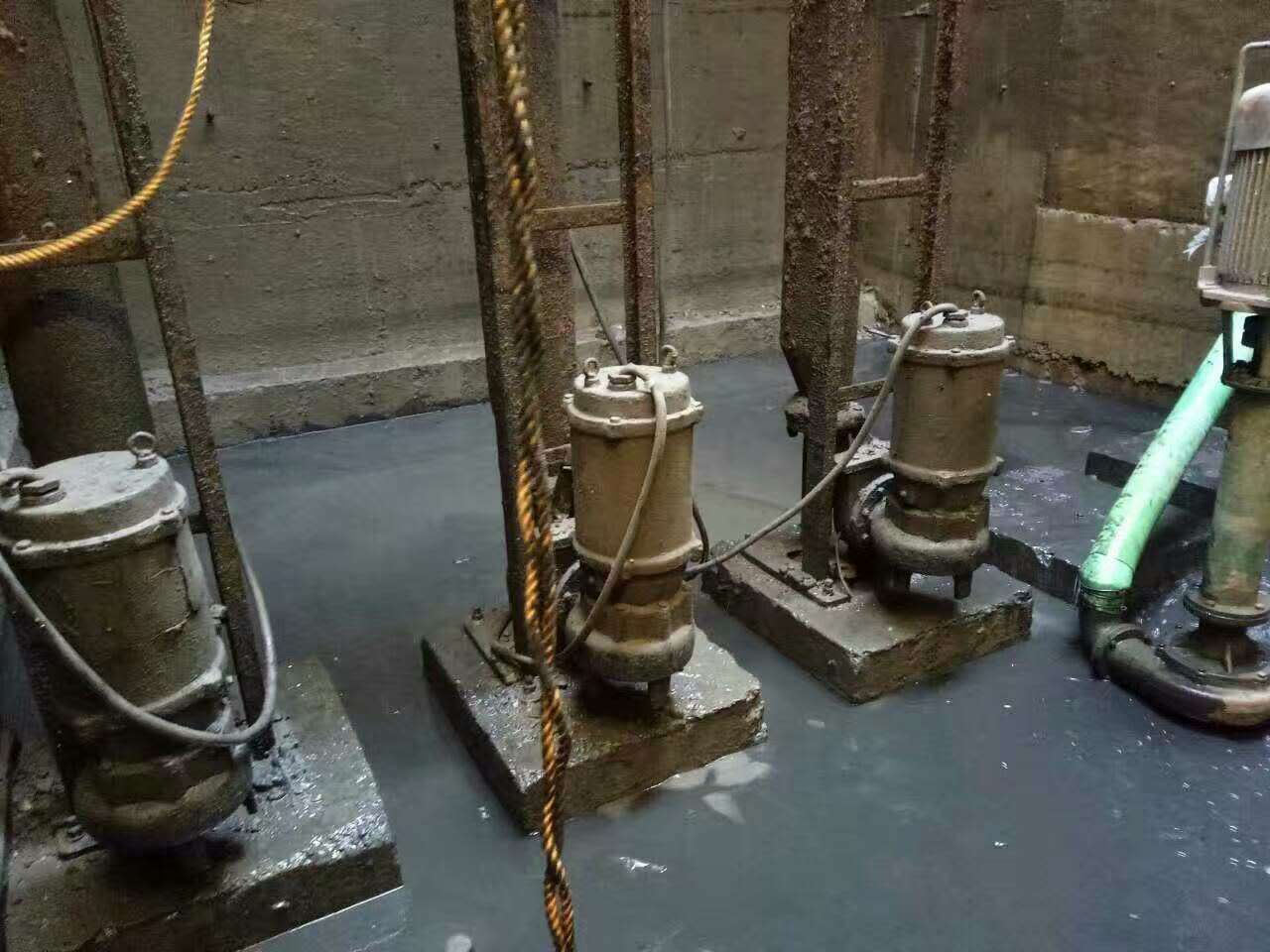 丹江口污水池清理