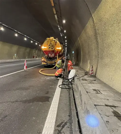 丹江口隧道排水渠清淤